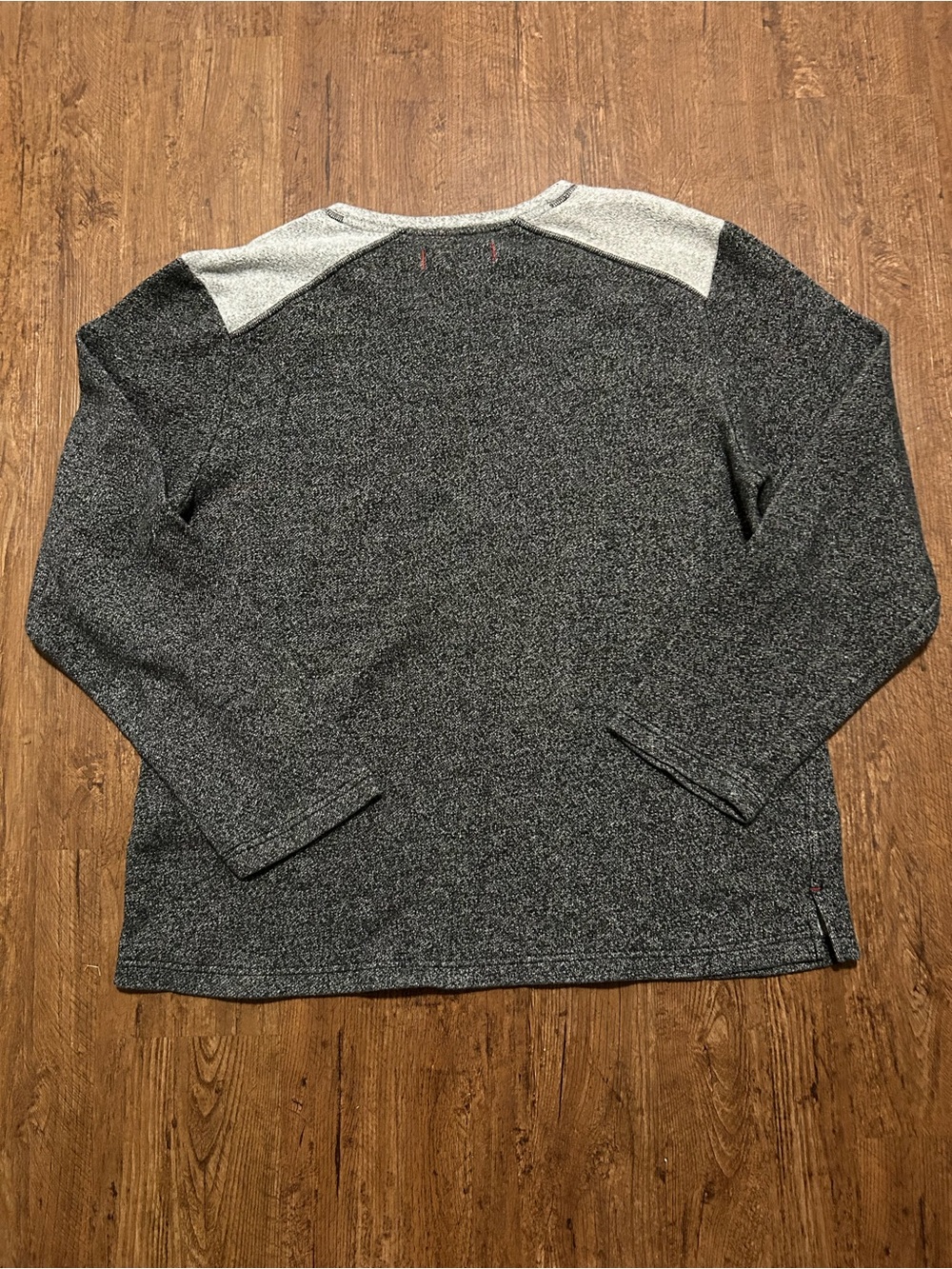 Tommy Bahama Mens XL Gray Colorblock Crewneck Sweatshirt Marlin Logo Pullover - Picture 3 of 4